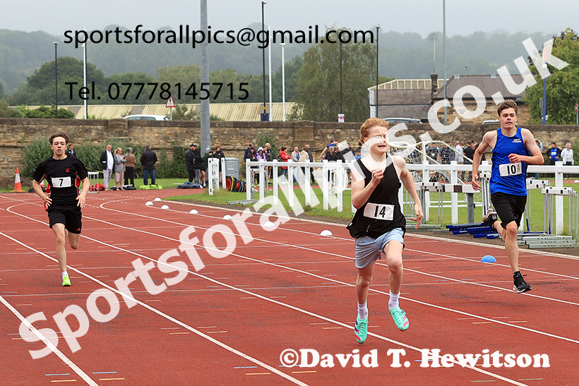 Boys 300 or 400 metres, 2025 Northumberland Schools Track and Fields, Wentworth, Hexham. Photo: David T. Hewitson/Sports for All Pics